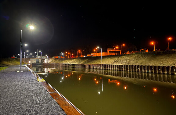 Schleuse Gleesen, alte und neue Schleuse bei Nacht